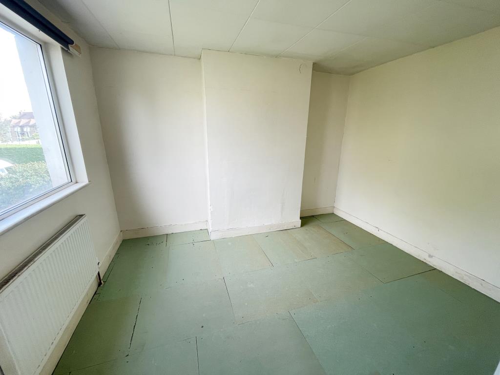 Lot: 31 - THREE BEDROOM SEMI-DETACHED HOUSE FOR IMPROVEMENT - Bedroom 2